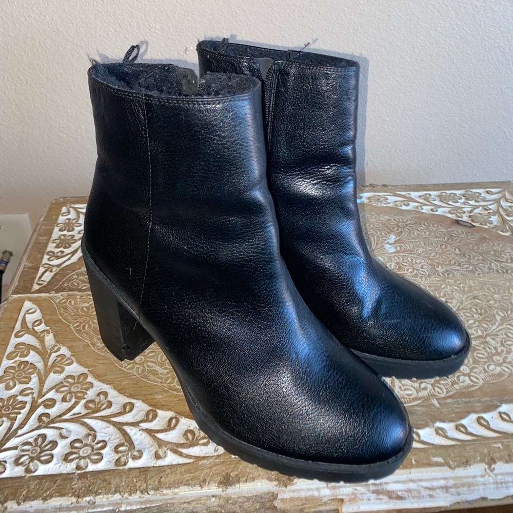 Ankle boots with fur on the inside. like new!